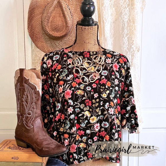 LOFT Tops - Ann Taylor LOFT Black Floral Cropped Short Sleeved Blouse - Floral Top - Size L